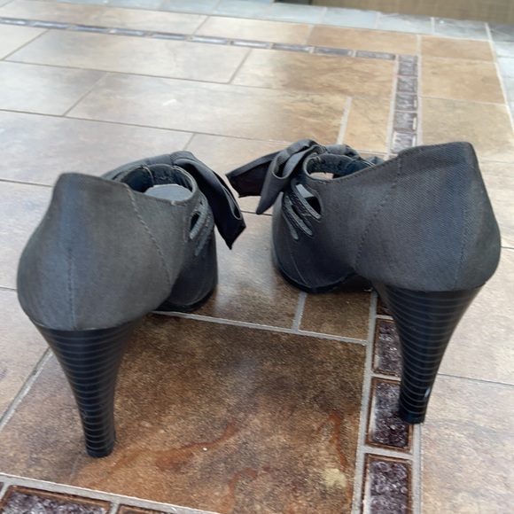 Ann Marine Grey Herringbone Heels - Picture 3 of 6